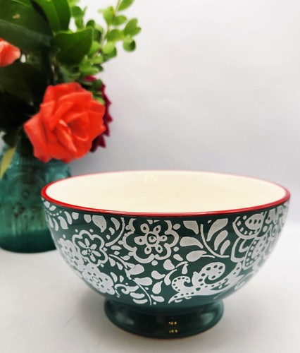 Pioneer woman traveling - woman, bowl